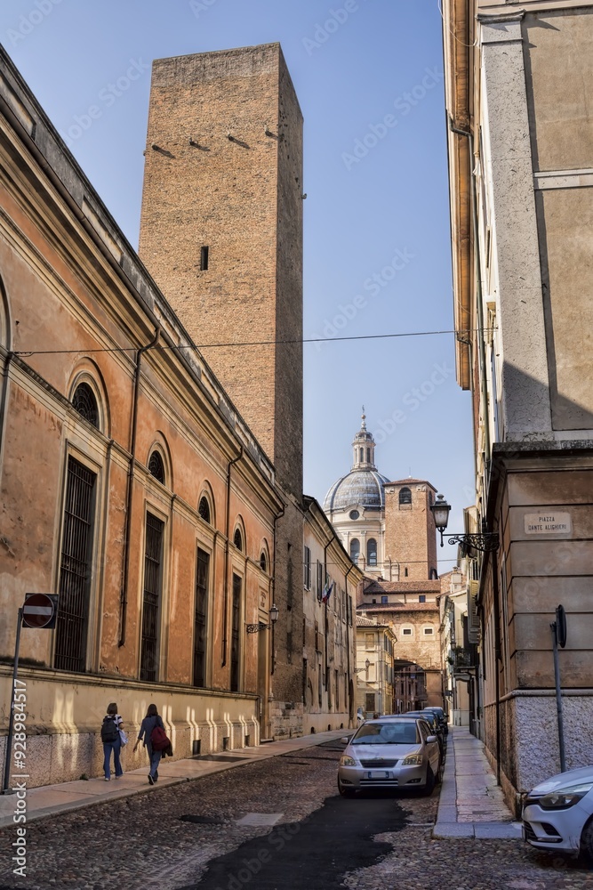 mantua, italien - straße in der altstadt mit geschlechterturm und kuppel von sant andrea