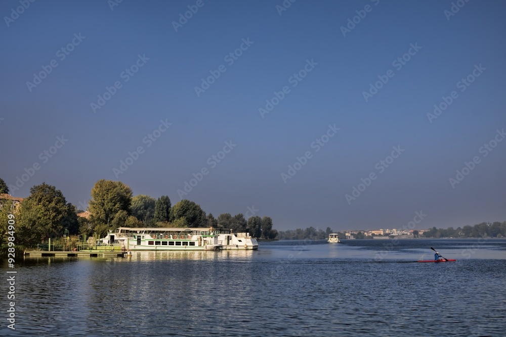 mantua, italien - panorama am lago inferiore mit ausflugsdampfer