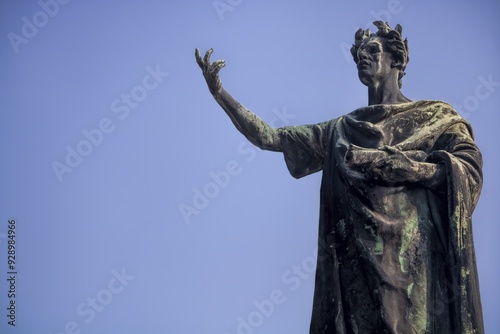 Obraz na płótnie mantua, italien - statue des dichters vergil mit textfreiraum. w salonie