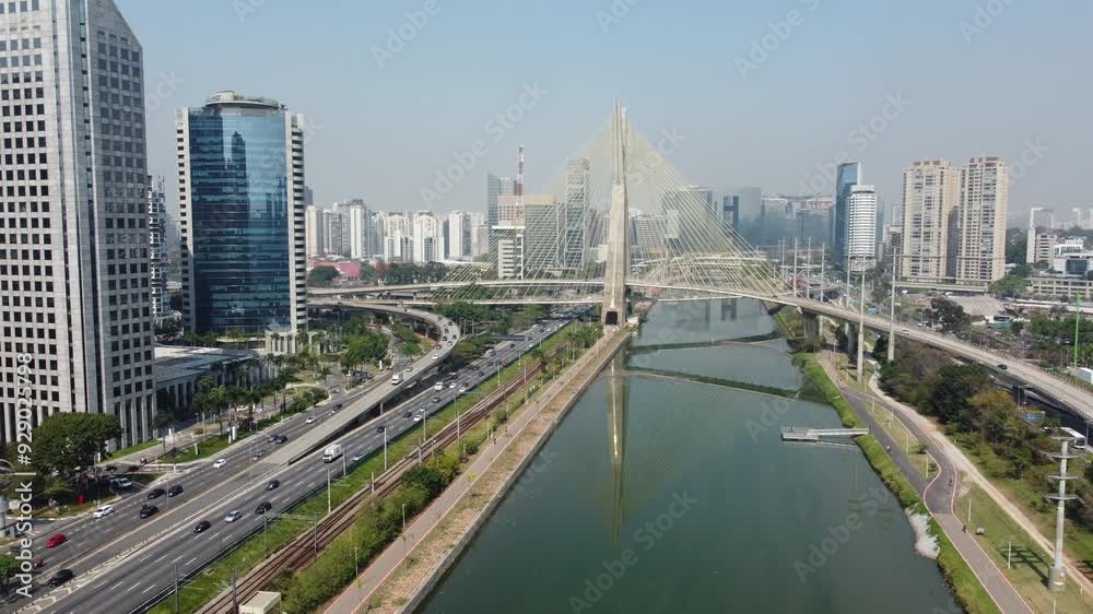 Tráfego pesado de veículos na marginal pinheiros com vista da ponte estaiada sobre o rio tietê na cidade de são paulo, sp, brasil em um dia de sol de 2024 Tráfego pesado de veículos na marginal pinheiros com vista da ponte estaiada sobre o rio tietê na cidade de são paulo, sp, brasil em um dia de sol de 2024