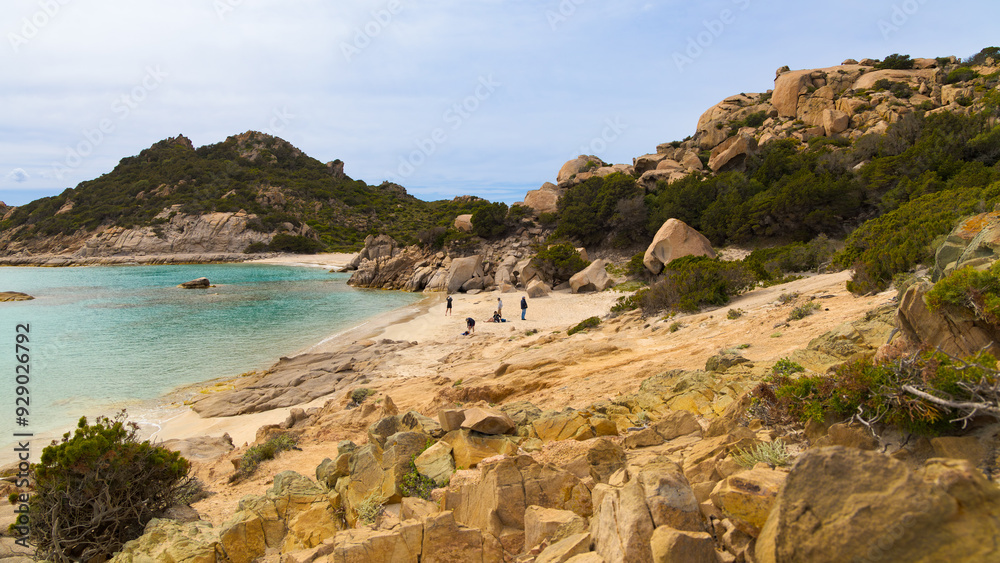 Una vista de una de las playas de Cala Corsara, en la Isla de Spargi, parte del Archipiélago de Santa Magdalena, Cerdeña, muestra un paisaje costero con arena dorada y aguas turquesas Una vista de una de las playas de Cala Corsara, en la Isla de Spargi, parte del Archipiélago de Santa Magdalena, Cerdeña, muestra un paisaje costero con arena dorada y aguas turquesas