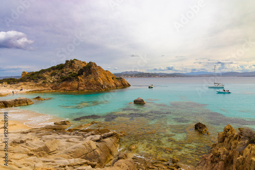 Una vista de una de las playas de Cala Corsara, en la Isla de Spargi, parte del Archipiélago de Santa Magdalena, Cerdeña, muestra un impresionante paisaje costero