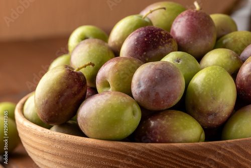 Manciata di olive fresche biologiche appena colte 