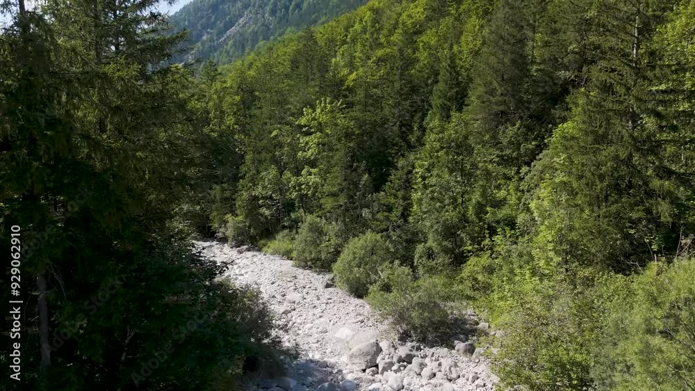 Drohnenflug über schöner Natur in Österreich Drohnenflug über schöner Natur in Österreich