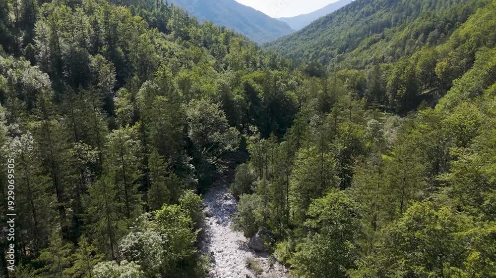 Drohnenflug über schöner Natur in Österreich Drohnenflug über schöner Natur in Österreich