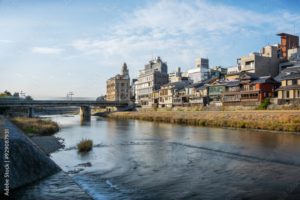Obraz premium Cityscape skyline at Kamo river in a morning, Kyoto city, Japan.