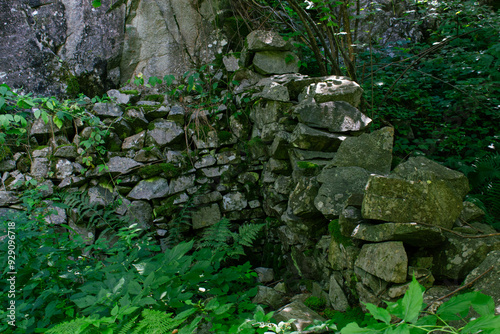 muretto di rocce verdi photo