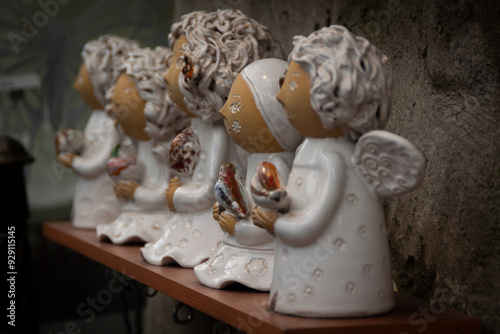 angioletti in ceramica bianca che cantano