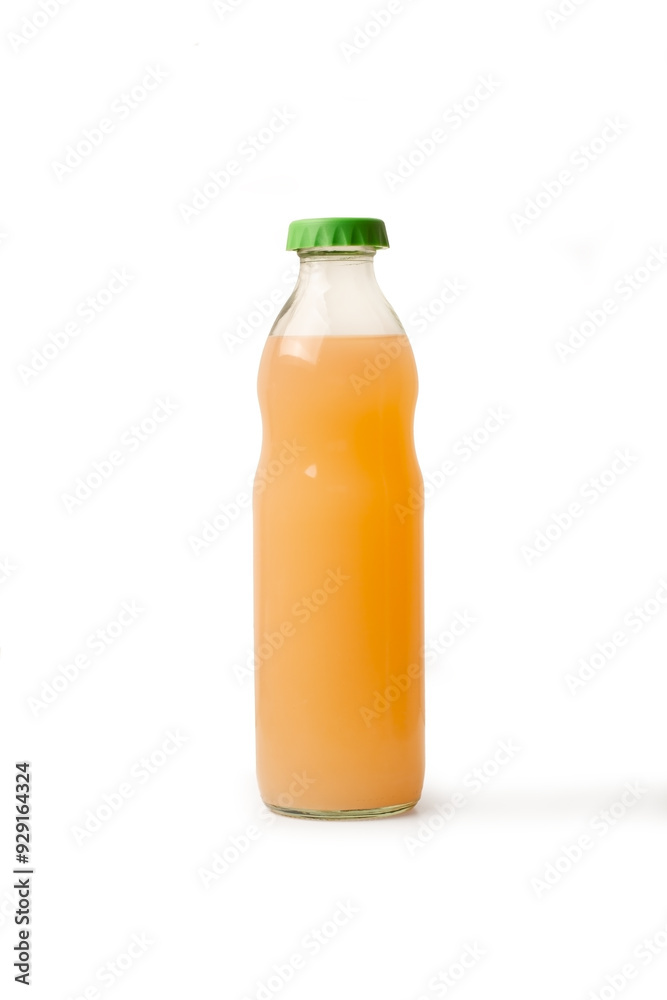 Una botella con zumo de pomelo sobre un fondo blanco aislado. Vista de frente y de cerca. Copy space. Formato vertical Una botella con zumo de pomelo sobre un fondo blanco aislado. Vista de frente y de cerca. Copy space. Formato vertical