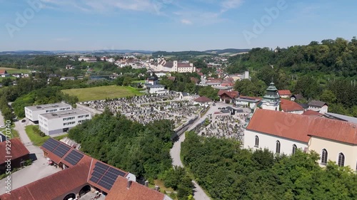 Drohnenaufnahmen einer kleinen Stadt - Lambach Oberösterreich photo