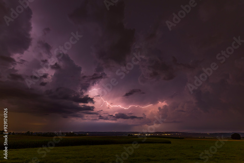 Wetteraufnahme von Gewitterwolken mit Blitzen. photo