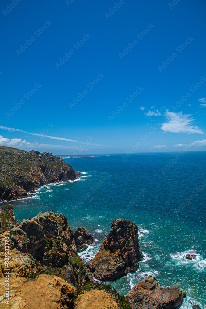 Cabo da Roca, il punto più occidentale d’Europa, un faro a picco sull’Oceano Atlantico, su falesie alte più di cento metri Cabo da Roca, il punto più occidentale d’Europa, un faro a picco sull’Oceano Atlantico, su falesie alte più di cento metri