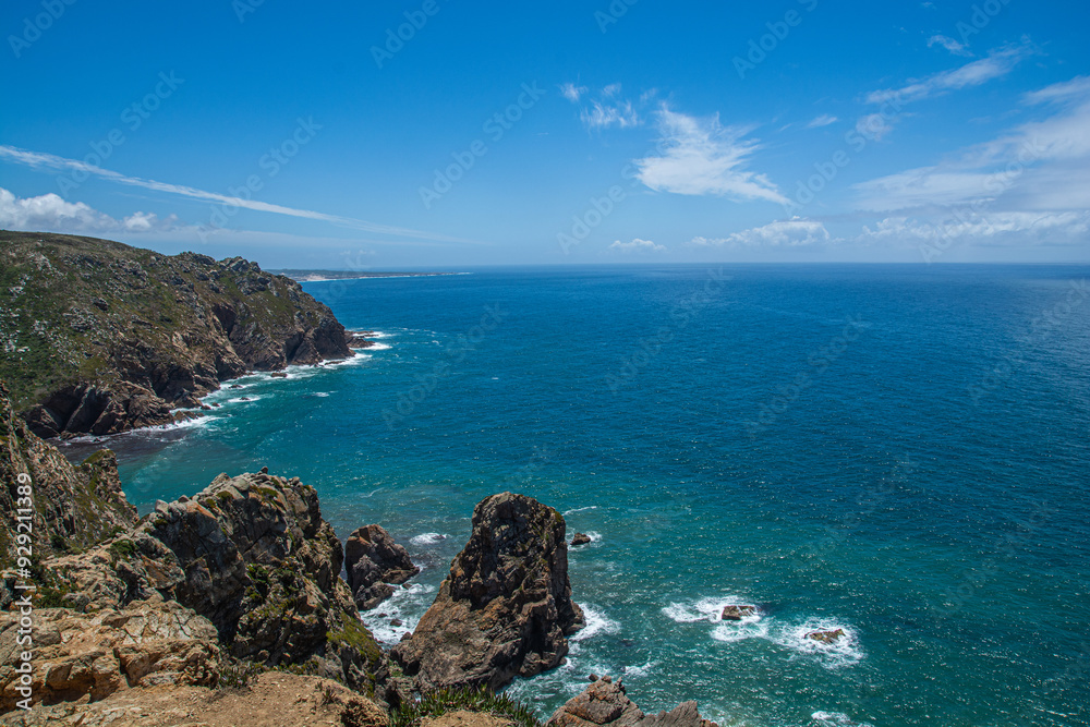 Cabo da Roca, il punto più occidentale d’Europa, un faro a picco sull’Oceano Atlantico, su falesie alte più di cento metri Cabo da Roca, il punto più occidentale d’Europa, un faro a picco sull’Oceano Atlantico, su falesie alte più di cento metri