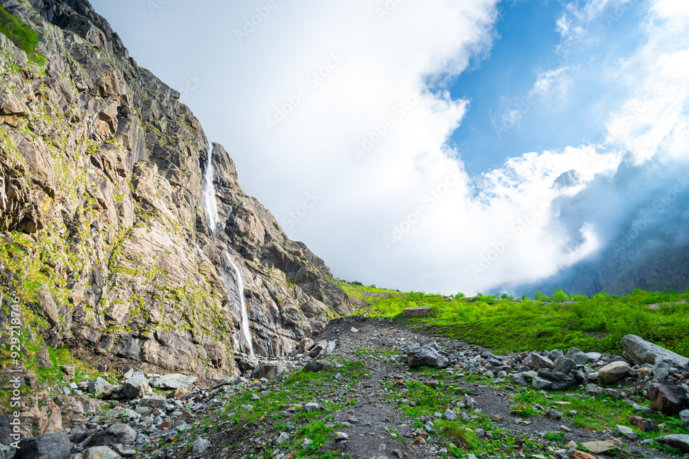 Midagradinskaya mountain valley is surrounded by a giant barrier of vertical rocks. Stone massifs block access to the glaciers of the peaks of Dzhimarai-Khokh, Zeigelan and Donzhety.