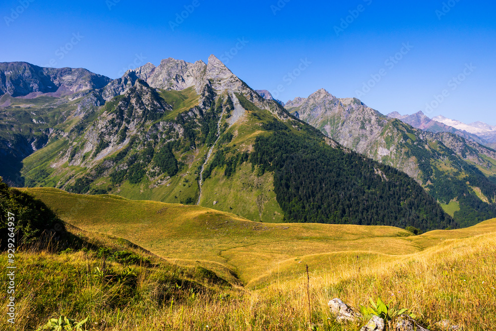 Pic de la Pique, culminant à 2387 m d’altitude, dans les Pyrénées françaises, depuis le Plateau du Campsaure à la frontière franco-espagnole Pic de la Pique, culminant à 2387 m d’altitude, dans les Pyrénées françaises, depuis le Plateau du Campsaure à la frontière franco-espagnole