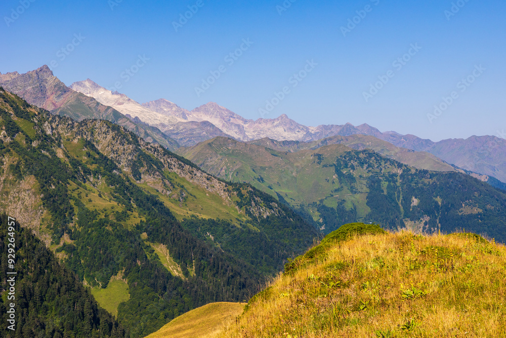 Fototapeta premium Panorama sur les Pyrénées françaises depuis le Plateau du Campsaure, à la frontière franco-espagnole