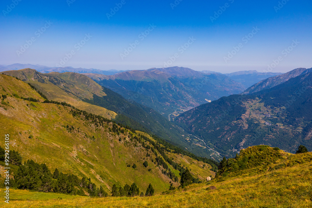 Obraz premium Vallée de la Garonne côté espagnol vers les villes de Bossòst et Les depuis le sommet du Pic de l’Entécade, à la frontière franco-espagnole près de Bagnères-de-Luchon