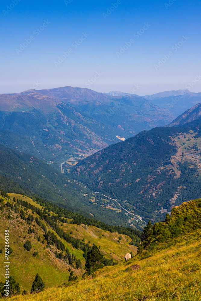 Obraz premium Vallée de la Garonne côté espagnol vers les villes de Bossòst et Les depuis le sommet du Pic de l’Entécade, à la frontière franco-espagnole près de Bagnères-de-Luchon