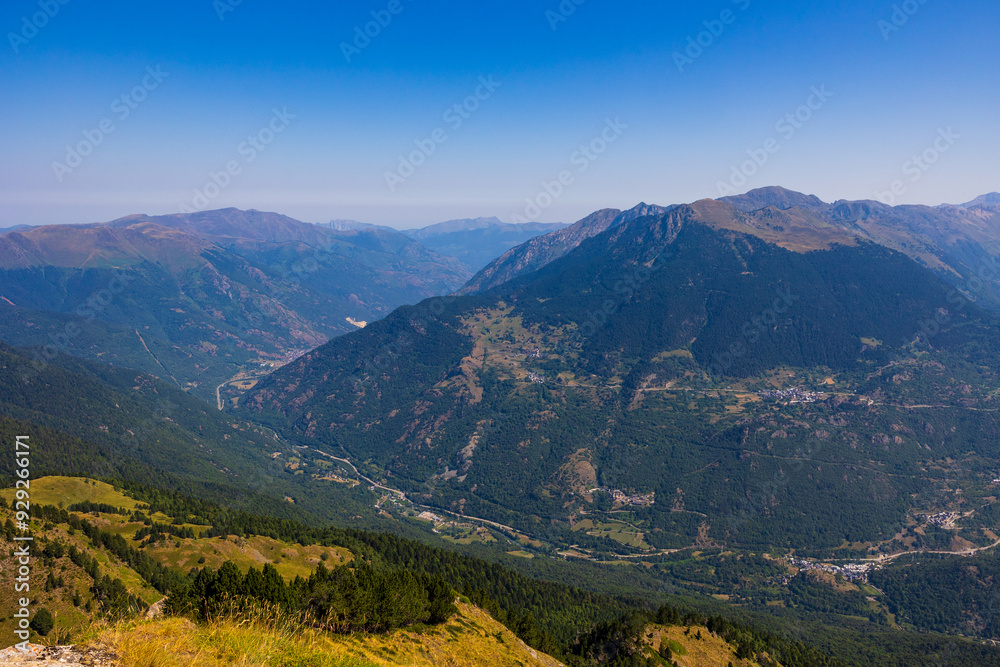 Fototapeta premium Vallée de la Garonne côté espagnol vers les villes de Bossòst et Les depuis le sommet du Pic de l’Entécade, à la frontière franco-espagnole près de Bagnères-de-Luchon