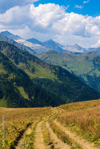 Pic Perdiguère (3222 m), Pic Lézat (3107 m), Pic du Maupas (3109 m) et Pic de Boum (3006 m) dominant le glacier des Crabioules en été dans les Pyrénées près de Bagnères-de-Luchon