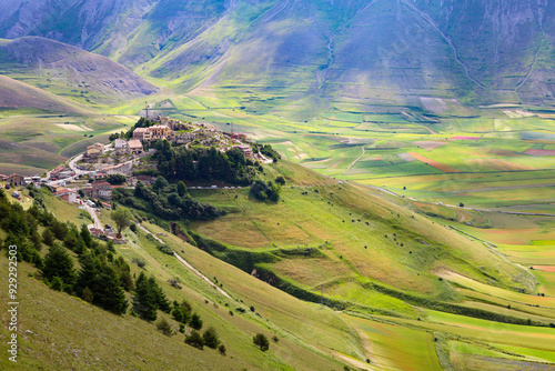 Foto Il borgo di Castelluccio di Norcia, danneggiato seriamente dal terremoto nell'es
