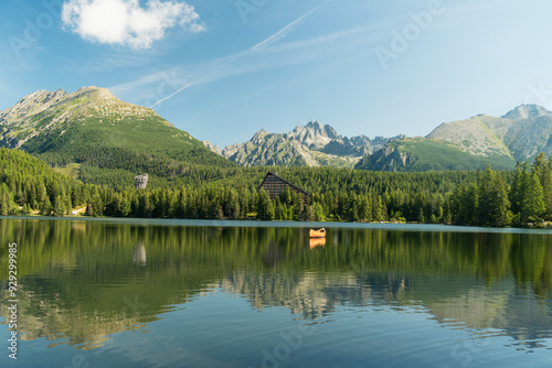 Obraz na płótnie górskie jezioro latem, Tatry wysokie Szczyrbskie Jezioro w salonie