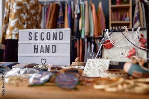 Fotografía Close up on sign with inscription Second Hand and jewelry case with vintage acce