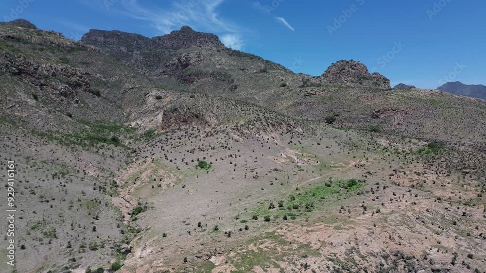 En el desierto los caminantes van una y otra vez, no sé cómo pero a la vez son migrantes, soñadores, buscadores de nueva vida que recorren áridos lugares. En el desierto los caminantes van una y otra vez, no sé cómo pero a la vez son migrantes, soñadores, buscadores de nueva vida que recorren áridos lugares.