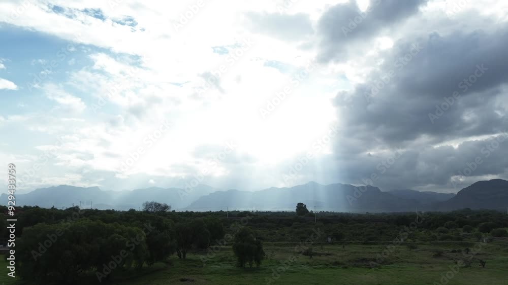 Dios se presenta en lo discreto. Así le dijo al profeta Elías, no estaba en los truenos, o en la tormenta, estaba en la suave brisa. Pues estos rayos son el cálido tocar del rostro. 