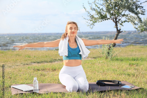 Sporty young woman with tow...