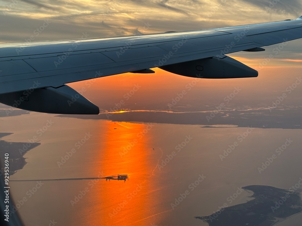 Obraz premium a wing covering warmly the sunset