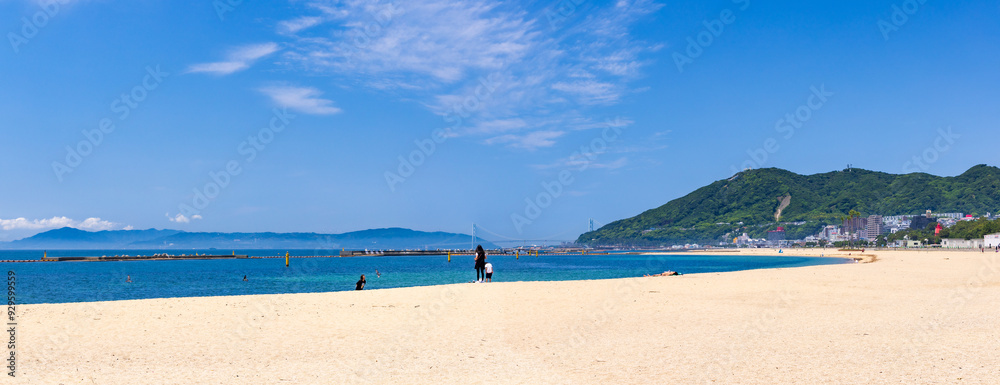 Naklejka premium 初夏の須磨海水浴場の風景（前方に淡路島・明石海峡大橋が見えます）神戸市須磨区須磨海浜公園にて