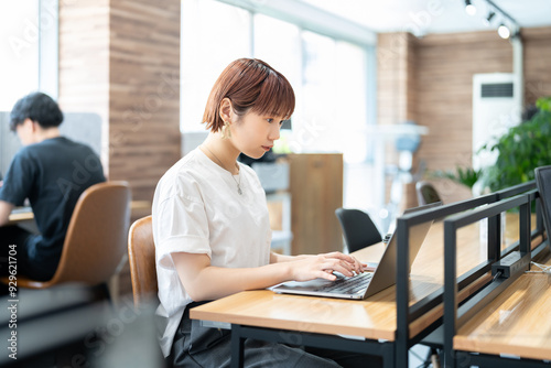 ノートパソコンを使う若い日本人ビジネスウーマン