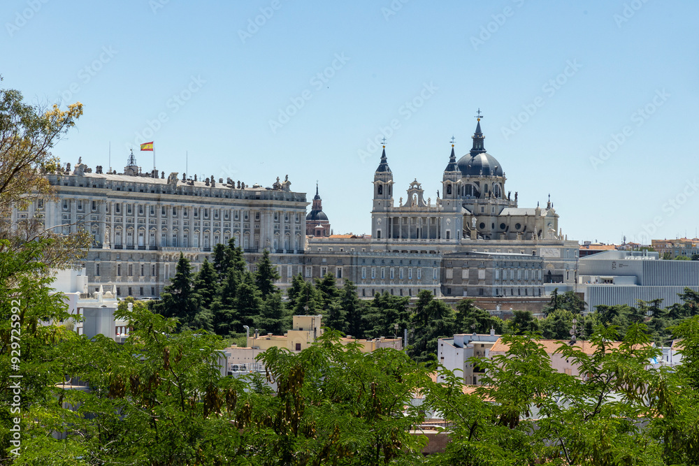 Fototapeta premium Streets, buildings, squares, arches in the center of Madrid. A city to discover, rich in history and museums, culture and tradition, food and music tell its story. Flowers and fountains in the gardens