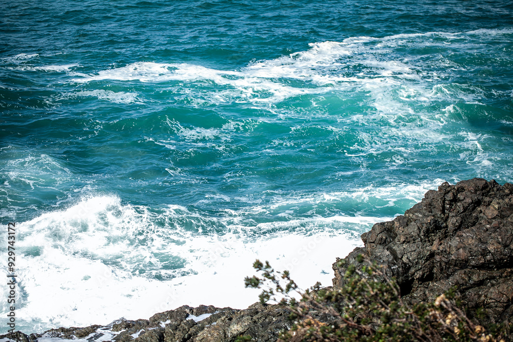 Fototapeta premium Wave smashing on the cliff