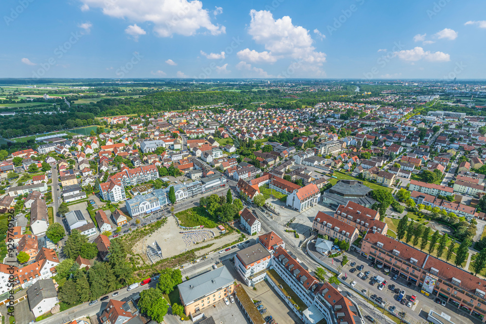 Obraz premium Die schwäbische Stadt Gersthofen nördlich von Augsburg von oben
