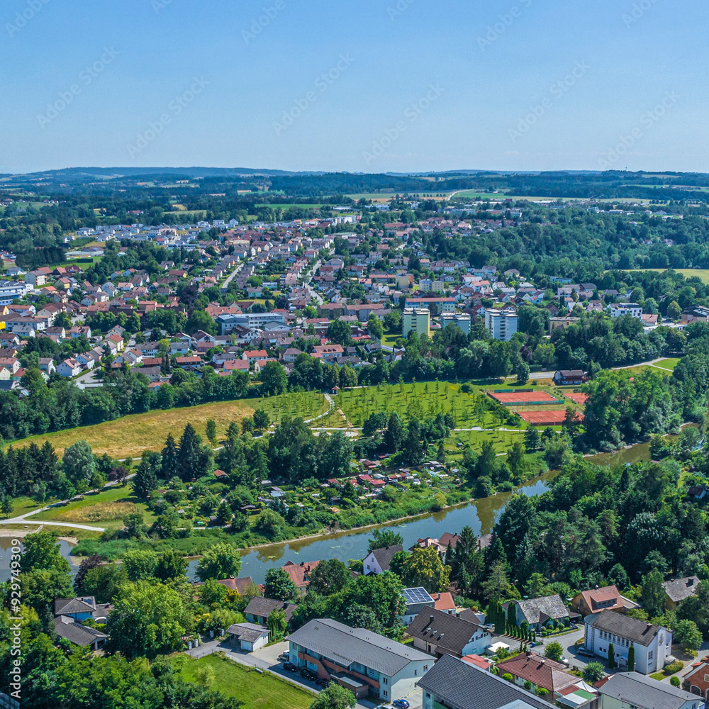 Fototapeta premium Vilshofen in Niederbayern, die kleine Drei-Flüsse-Stadt, im Luftbild, Blick zum Bürgerpark Bleiche