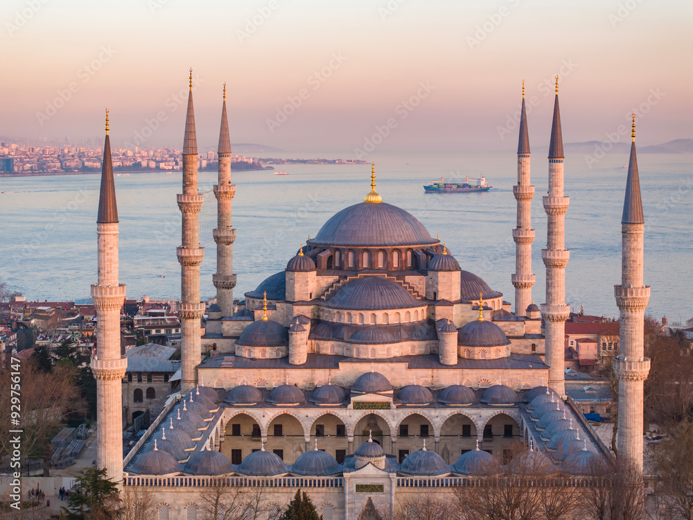 Obraz premium Blue Mosque (Sultanahmet Camii) in the Sunset Time Drone Photo, Sultanahmet Square Fatih, Istanbul Turkiye (Turkey) 