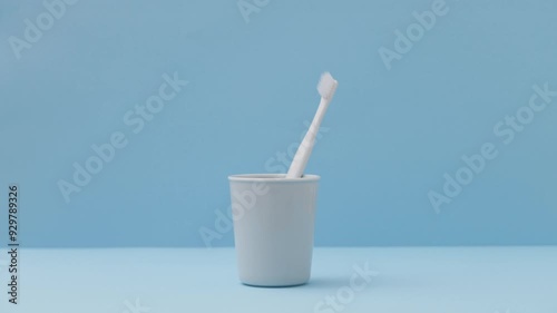 Take a toothbrush. 歯ブラシを取る