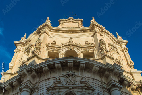 Dettaglio di un palazzo storico di Lecce in stile barocco in una giornata di sole con un bel cielo azzurro 