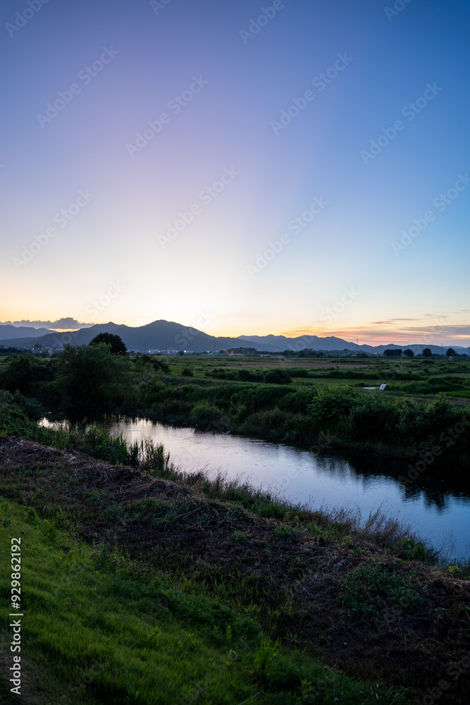 夕暮れ時の美しい川風景 夕暮れ時の美しい川風景