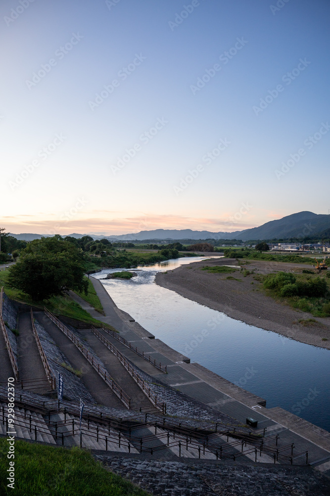 夕暮れ時の美しい川風景