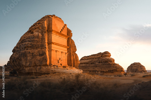 Die Felsgräber von Hegra die erste Unesco Welterbestätte in der Wüste AlUla Saudi Arabien bei Sonnenuntergang in warmem goldenen Licht