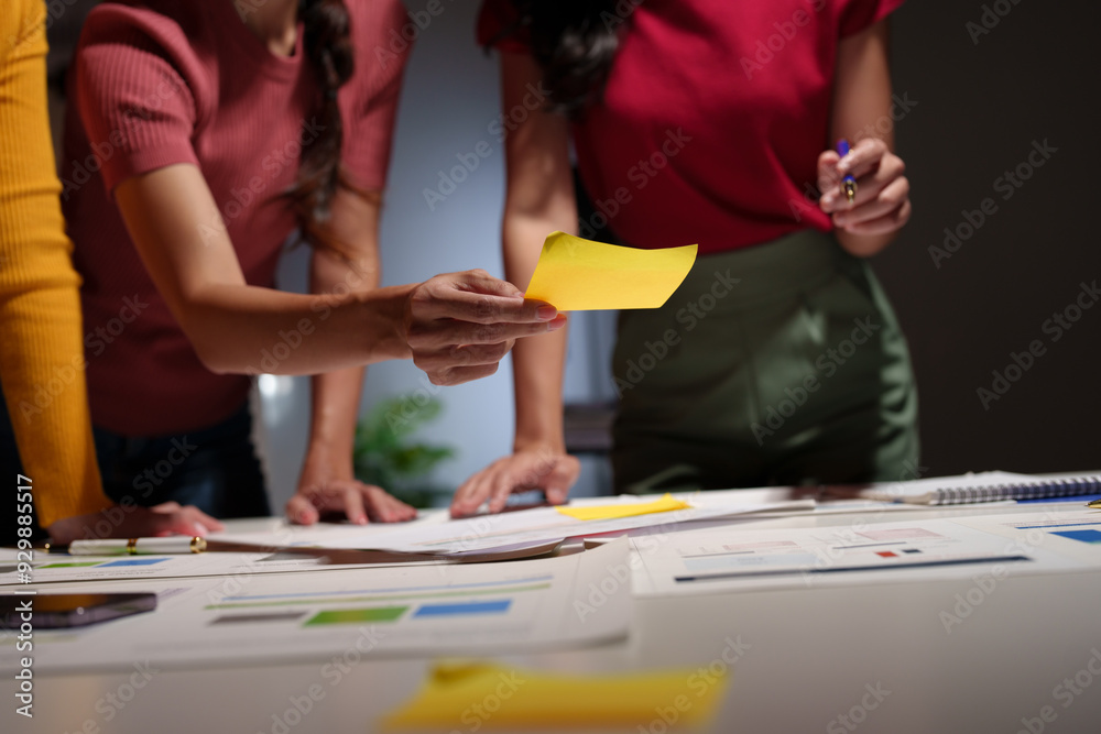 Team of businesswomen meet to discuss Brainstorm with colleagues Record on note paper Emphasize important information in documents Report on investment results and company profits. Team of businesswomen meet to discuss Brainstorm with colleagues Record on note paper Emphasize important information in documents Report on investment results and company profits.