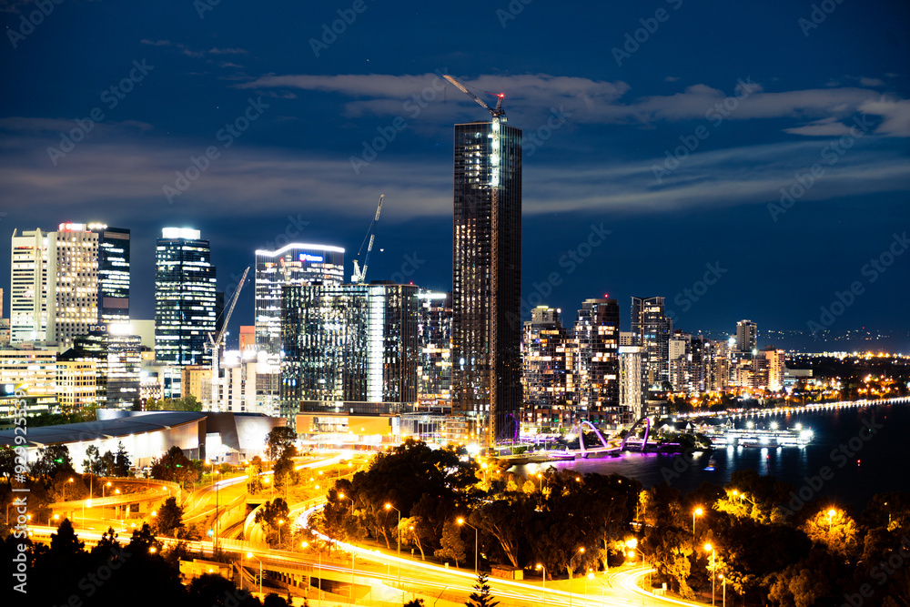 Obraz premium Skyline of Perth at night taken from Kings park
