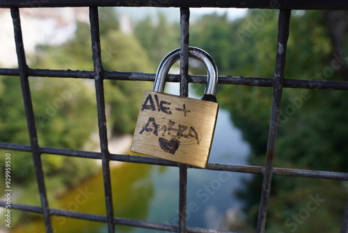 Tradizione del lucchetto appeso ai ponti photo