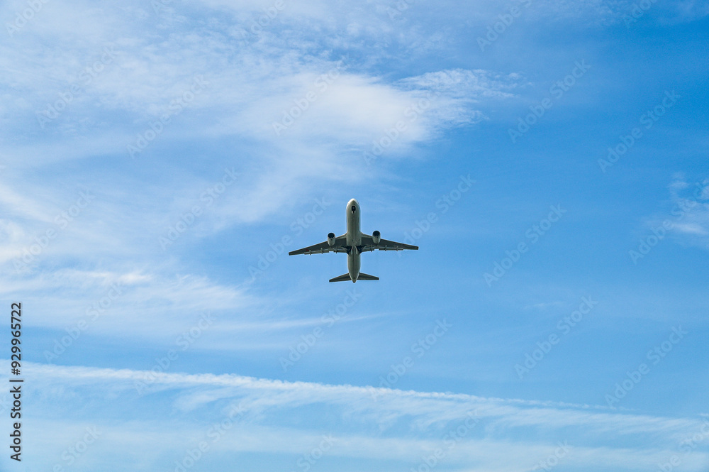 Obraz premium 空港を離陸する飛行機