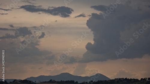 Nuvole grigie in una giornata d'estate nella valle photo