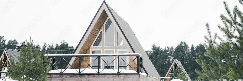 Obraz premium A country house in nature in winter. Rest in an ecologically clean place in winter. Glamping in nature.