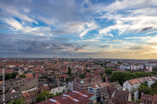 Luftaufnahme der Nürnberger Altstadt von einem erhöhten Standpunkt. Die Dächer der historischen Gebäude erstrecken sich weit bis zum Horizont.